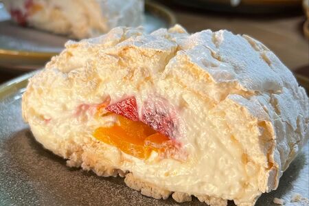 Меренговый рулет с вишней  