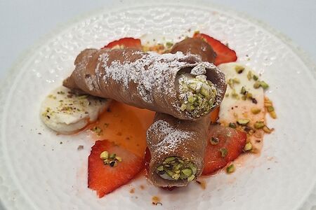 Канноли с кремом из рикотты и фисташками 