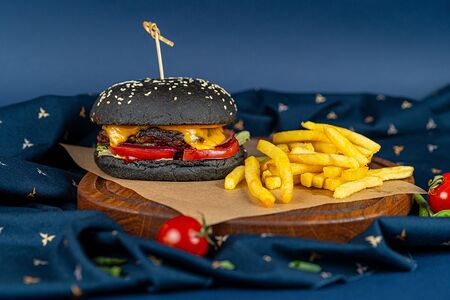 Большой Огайский бургер с котлетой из фермерской говядины с фри