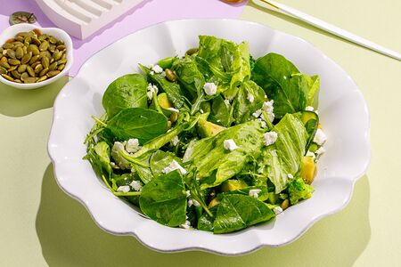 Зеленый салат с авокадо и брокколи