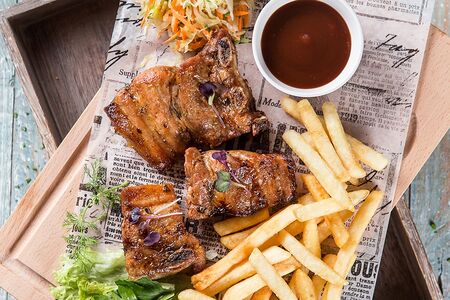 Грудинка с гарниром и соусом