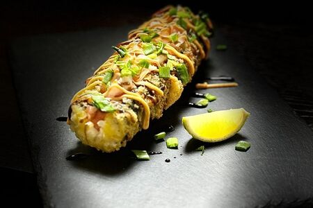 Ролл хот-дог с тартаром из форели 