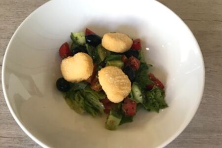 Салат греческий с жареным камамбером