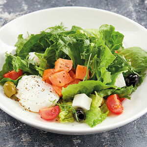 Салат с лососем и яйцом пашот с соусом из зелени