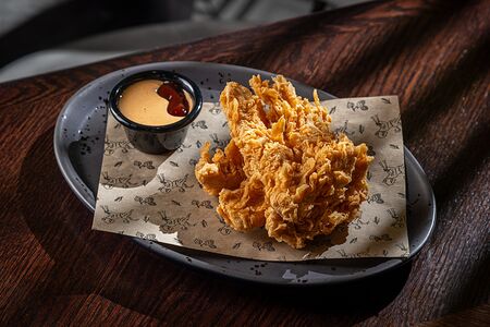 Стрипсы из куриного филе с соусом из халапеньо