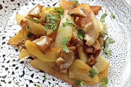 Жареный картофель с грибами по-домашнему