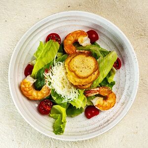 Салат Цезарь с креветками