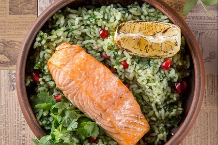 Лосось с рисом и кинзой