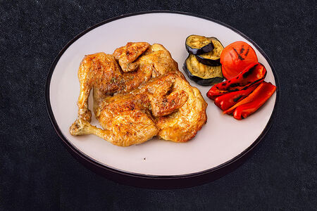 Цыпленок-табака с овощами на углях