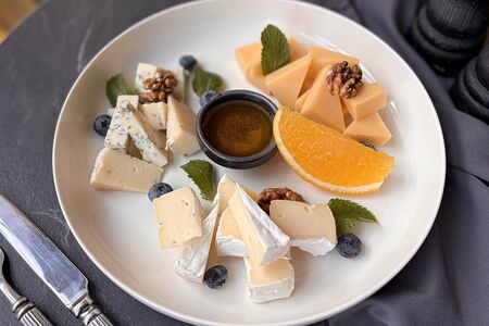 Сыры с медом и орехами