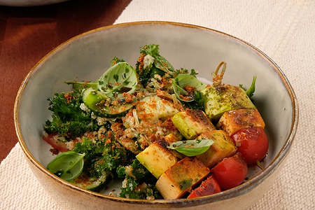 Табуле с киноа, зеленью и шашлычками из тофу