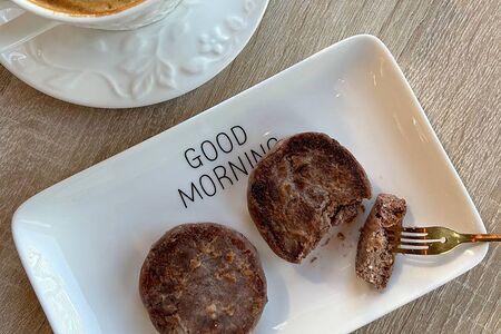 Шоколадные сырники с вяленой клюквой