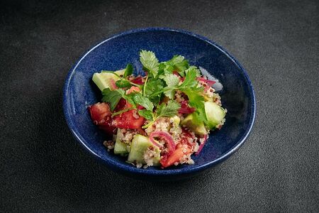 Помидоры, авокадо и киноа