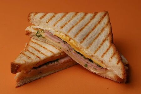 Тост с ветчиной и яйцом