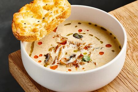 Крем-суп из разных грибов с чесночной гренкой