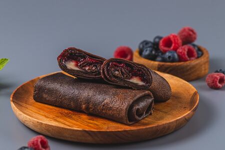 Два шоколадных блина с вишней и заварным кремом