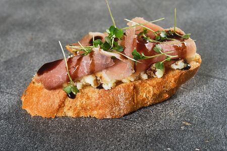 Брускетта с вяленым мясом