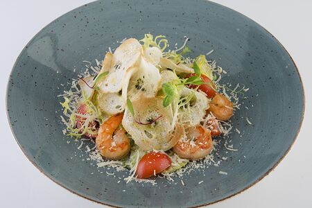 Классический салат Цезарь с креветками