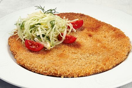 Куриный шницель с салатом из капусты и соусом карри 