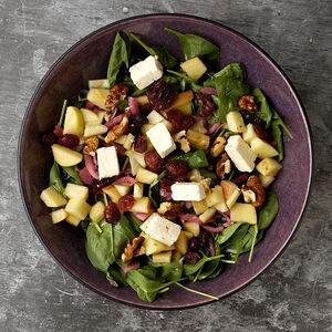 Осенний салат с курицей, шпинатом и яблоком