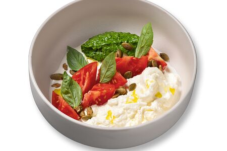 Томаты и страчателла с соусом песто