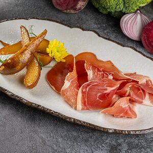 Хамон с карамелизированной грушей