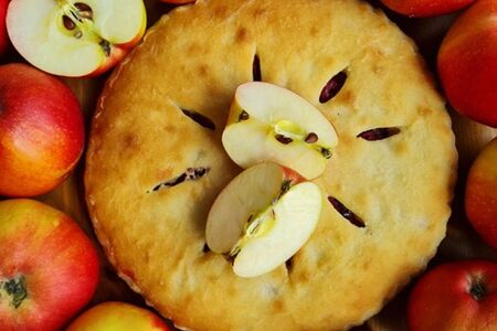 Сладкий пирог с яблоком