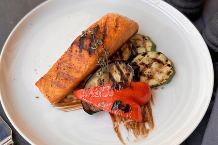 Стейк из лосося с овощами