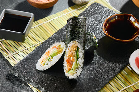 Буррито по-японски с лососем