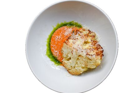 Стейк из цветной капусты с пармезаном и соусом ромеско