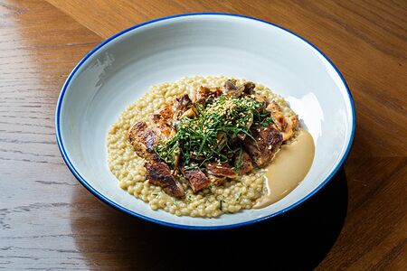 Паста птитим с хрустящим цыпленком и вешенками