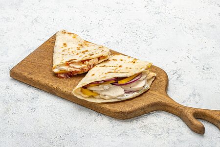 Кесадилья гриль с копченой курицей