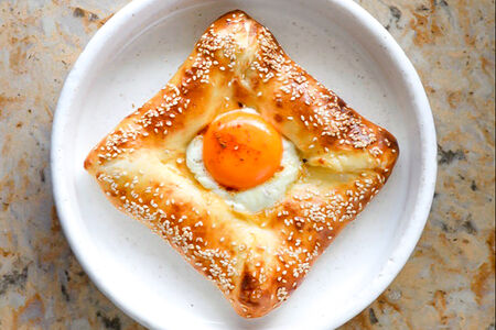 Сырная лепешка с оливковым тапенадом и желтком