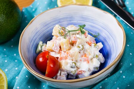 Салат Оливье с ветчиной