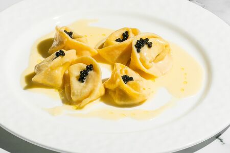 Тортелли с молодыми сырами и чёрной икрой
