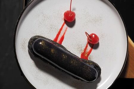 Эклер с вишней и шоколадом