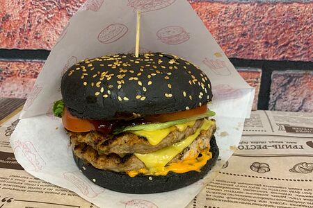 Бургер с чёрной булочкой с курицей Биг на углях