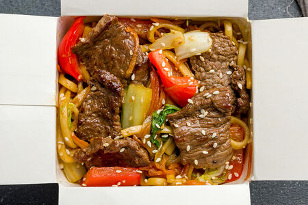 Вок с говядиной с лапшой удон