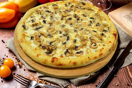 №23 Пицца с курицей и грибами на сливочном соусе