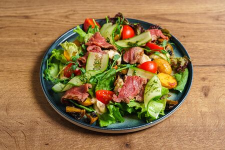 Салат с ростбифом, бейби картофелем и шампиньонами