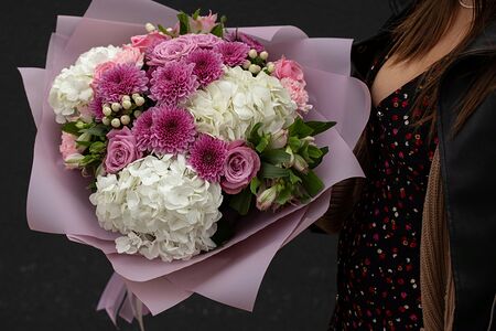 Букет цветов из хризантем, роз и пышных гортензий Легкий бриз