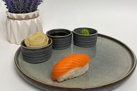 Суши с лососем