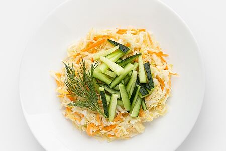 Салат с капустой и огурцом