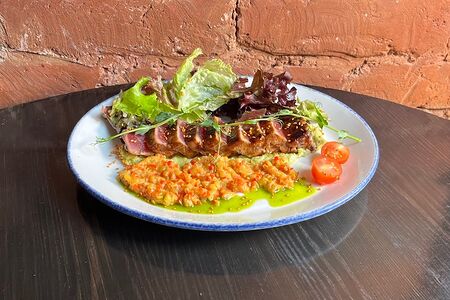 Стейк из тунца с гуакамоле и сальсой