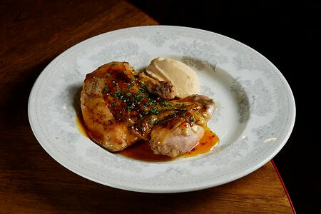 Фермерский цыплёнок в сицилийских специях с кремом из печёного яблока