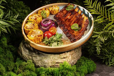 Рёбра барбекю с кукурузой гриль