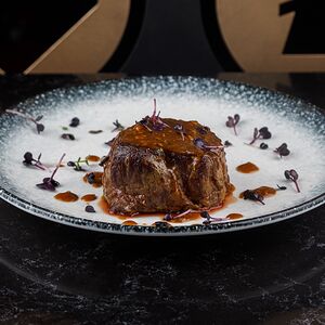 Стейк из говядины с соусом демиглас