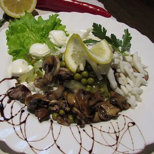 Салат Корсарский из кальмара и жареных грибов