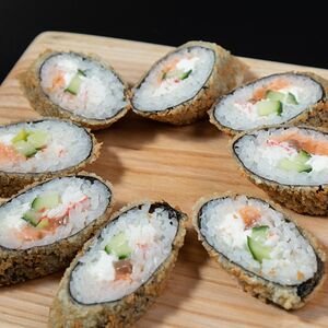 Темпурный с крабом и лососем