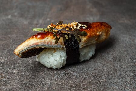 Суши с угрём